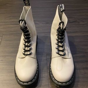 NWOT Dr Martens Pascal Hardware Boots